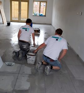Tegelzetter modig?eze vloer werd in 1 dag gelegd.